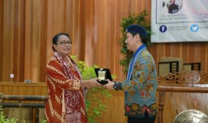 Menteri Yohana Yembise Ajak Kaum Akademisi Selamatkan Keluarga Rentan