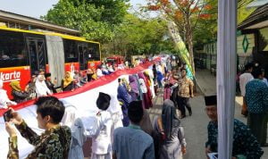 Peringati Hari Santri Nasional, Ponpes Asshiddiqiyah Bentangkan Bendera 700 Meter