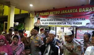 Kapolsek Cengkareng Santuni Anak Yatim Piatu Dan Kaum Dhuafa