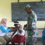Satgas TMMD Dan Puskesmas Bifo Beri Vaksin Pada Siswa SD Satgas TMMD Dan Puskesmas Bifo Beri Vaksin Pada Siswa SD