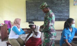 Satgas TMMD Dan Puskesmas Bifo Beri Vaksin Pada Siswa SD