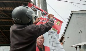 Bawaslu Brebes Tertibkan APK Parpol dan Caleg Pemilu 2019