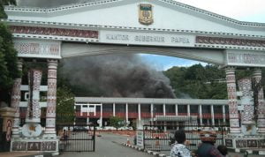 Gedung Sasana Krida Kantor Gubernur Papua Dilalap Si Jago Api