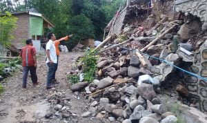 Tiga Hari Diguyur Hujan, Akses Jalan Poros Desa Sumber Anyar Longsor