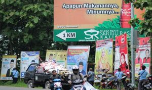 Bawaslu Brebes Tertibkan Alat Peraga Kampanye di Ruas Jalan Nasional