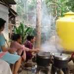 Andi Asnaniah Jalin Keakraban Warga Dengan Bakar Ikan di Awal Tahun