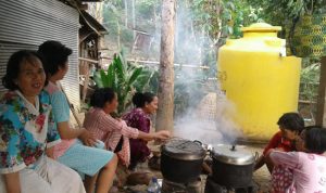 Andi Asnaniah Jalin Keakraban Warga Dengan Bakar Ikan di Awal Tahun