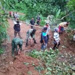 TIN Berjibaku Buka Akses Jalan Provinsi Yang Tertimbun Longsor