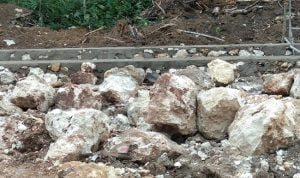 Fondasi Spesifikasi Material Batu Gunung, Diduga Dicampur Batu Kapur