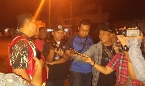 Lagi Warga Seputar Tambang Emas Blokade Truk Bawa Logistik Tambang