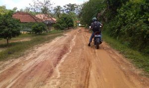 Sudah Lima Tahun Jalan Penghubung 8 Dusun ini Masih Rusak
