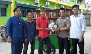 Dema IAI As'adiyah Sengkang Sumbangkan Buku ke Gerobak Baca