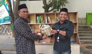 Rektor IAI As'adiyah Sengkang Kembali Donasikan Buku ke Gerobak Baca