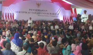 Warga Tangerang Selatan Terima Sertifikat Dari jokowi