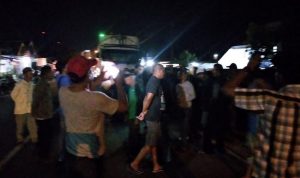 Tersinggung, Aksi Simpatik Tolak Tambang Hadang Truk Logistik PT BSI