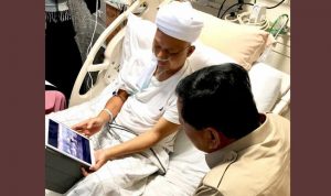 Prabowo Jenguk Ustad Arifin Ilham di RSCM