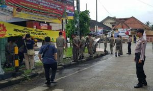 Bawaslu Cilacap dan Aparat Tertibkan Alat Peraga Kampanye Pemilu