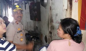 Kapolsek Cengkareng Bantu Pasang Listrik Gratis Warga