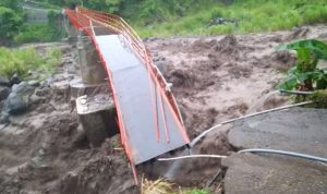 Jembatan Plompong Serampog Brebes Putus Diterjang Air Bah