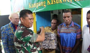 Pangdam XVII/Cenderawasih Ibadah Bersama dan Berikan Bantuan Alat Musik