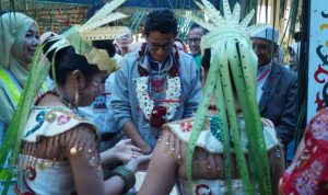 Tiba di Palangkaraya Sandiaga Uno Disambut Upacara Adat