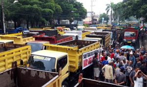 Dump Truck Blokade Kantor Pemkab Banyuwangi, Sopir Demo