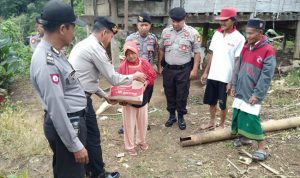 Peduli Sesama, Kasat Sabhara Polres Enrekang Serahkan Sembako