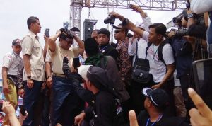 Kampanye di Bandung, Prabowo Disawer Uang, Cookies Hingga Ikat Kepala Pendekar