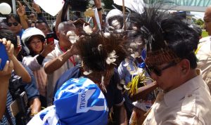 Tiba di Merauke, Prabowo Disambut Tarian Adat Suku Marind