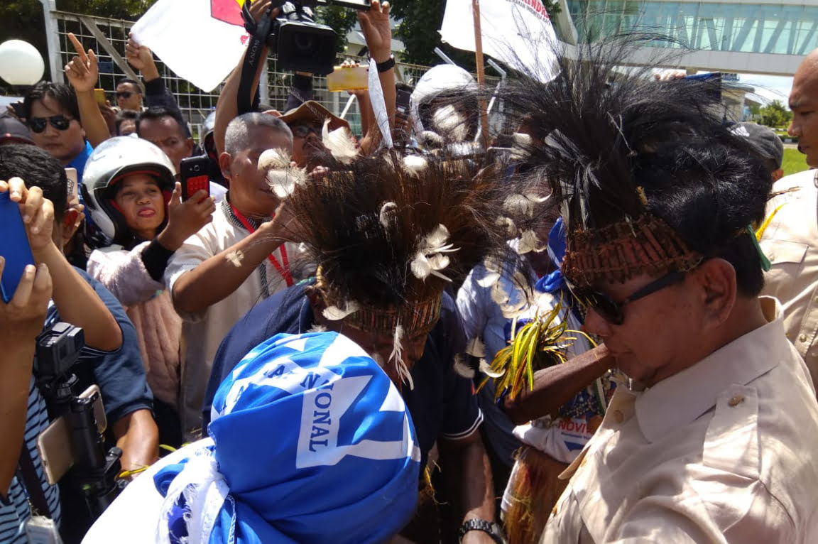 Tiba di Merauke, Prabowo Disambut Tarian Adat Suku Marind