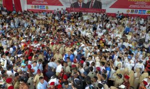 Prabowo Tiba di Makassar Disambut Shalawat Badar dan Disematkan Patonro