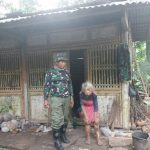 Babinsa Koramil 07 Kecobong Bantu Bangun Rumah Mbah Sutinah