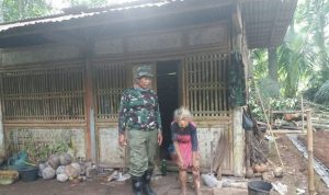 Babinsa Koramil 07 Kecobong Bantu Bangun Rumah Mbah Sutinah