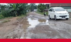 Masyarakat Pengabuan Minta Pertamina dan Pemkab PALI Perbaiki Jalan