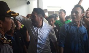 Gedung DPRD Banyuwangi Ricuh Saat Rapat Kerja Soal Tambang Emas