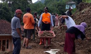 Tebing Setinggi 12 Meter Longsor Menutup Akses Jalan