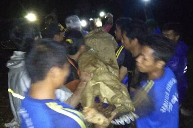 TNI, BPBD dan Tagana Evakuasi Korban Longsor di Watukumpul