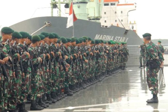 Kapal KRI dr Suroso Bawa Pasukan TNI Dari Makassar Tiba di Timika