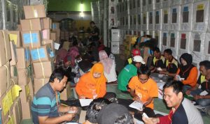 PPK Lakukan Sortir Lipat Surat Suara di Gudang Logistik KPU Brebes