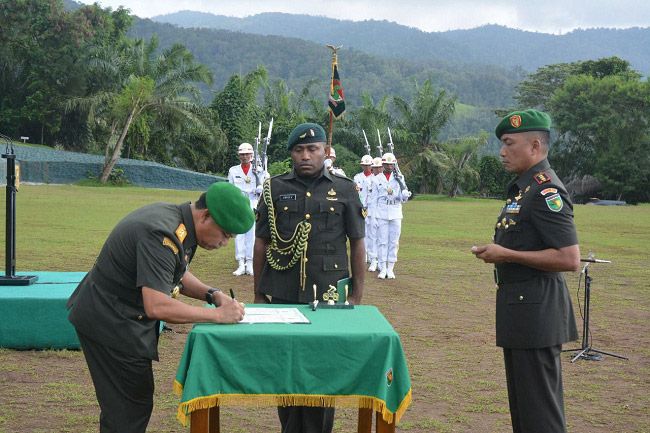 Pangdam XVII Pimpin Upacara Alih Kodal Yonif 756/Wimane Sili