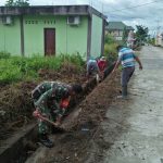 Koramil Timika dan Warga Bersihkan Selokan Jalan Mauwako Jaya