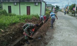 Koramil Timika dan Warga Bersihkan Selokan Jalan Mauwako Jaya