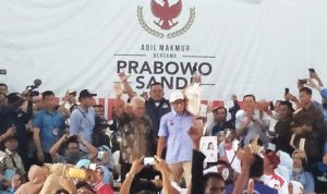 Sandiaga Naik Panggung Sambil Panggul Beras Pandan Wangi