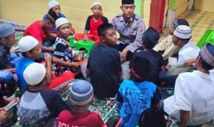 Kanit Binmas Polsek Wakotumba Ajar 30 Anak di Buton Utara Mengaji