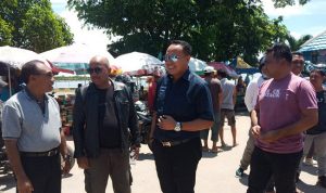 Bupati Muna Barat Dihalangi Warga Raha Masuk ke Mobil