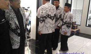 Bupati Bandung Barat Masuk Masjid Pakai Sepatu