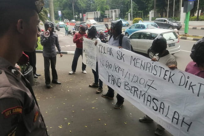 LBH Phasivic Geruduk Kantor Menristekdikti Minta SK YPIM Dicabut