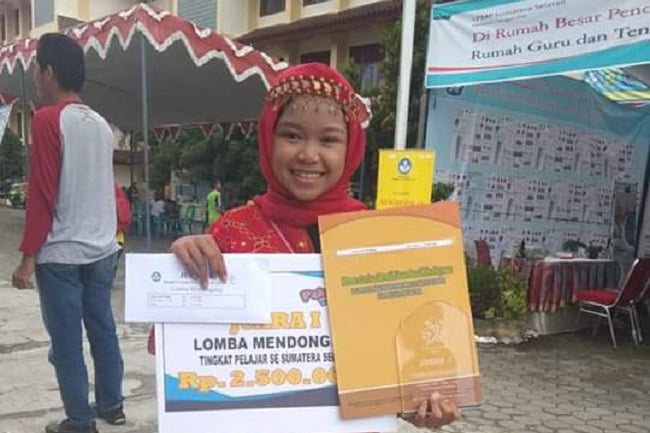 Nayla Patricia Sabet Juara Pertama Lomba Mendongeng Tingkat Pelajar
