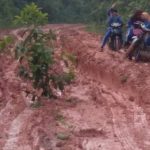Setiap Hari Anak Sekolah di Desa Ini Berjuang Melawan Lumpur
