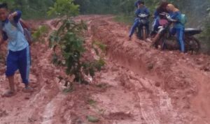 Setiap Hari Anak Sekolah di Desa Ini Berjuang Melawan Lumpur